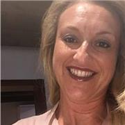 Docente di Inglese impartisce lezioni a studenti di liceo e istituti professionali; disponibile per conversazioni